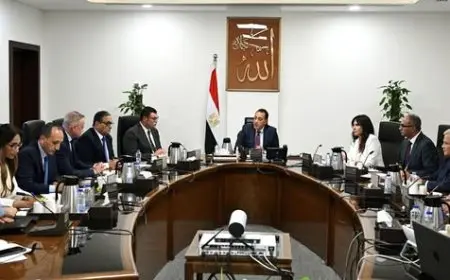 رئيس الوزراء يراقب تقدم مشاريع تحلية مياه البحر والإجراءات التنفيذية المرتبطة بها