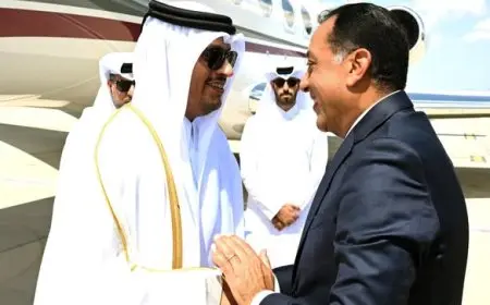 مدبولي يستقبل رئيس وزراء قطر في مطار العلمين الدولي لتعزيز العلاقات الثنائية