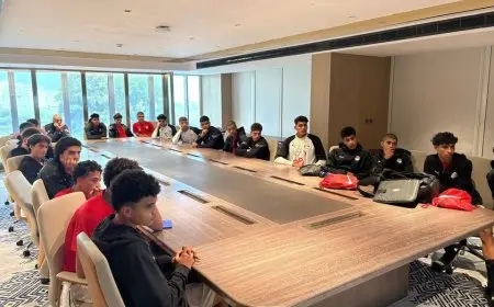 محاضرة فنية للاعبي منتخب الناشئين قبل مباراة حاسمة ضد سلطنة عمان في كأس الخليج