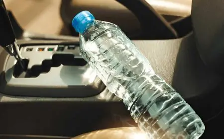 زجاجة الماء في السيارة خطر يهدد صحتك دون أن تعلم