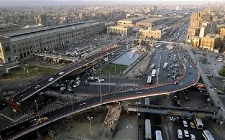 إزالة الباعة الجائلين من كوبري الليمون برمسيس وبدء أعمال الترميم لتحسين المنطقة