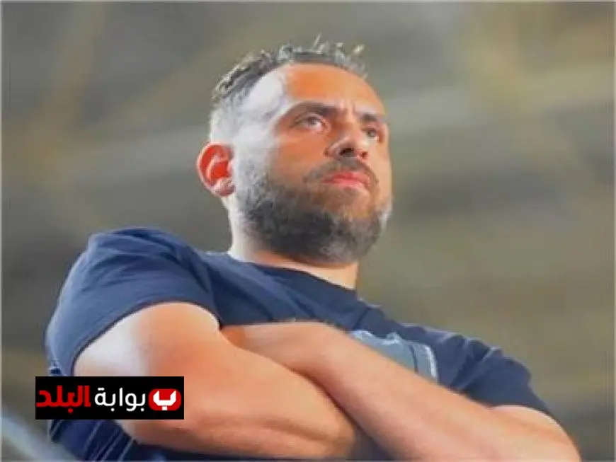 جون إدوارد يتحدث مع مدير الكرة بالزمالك في جلسة مهمة قبل انطلاق الدوري المصري