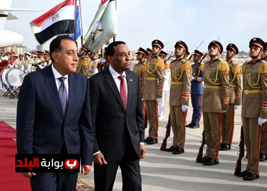 رئيس وزراء مصر يرحب بنظيره السوداني في مطار القاهرة الدولي