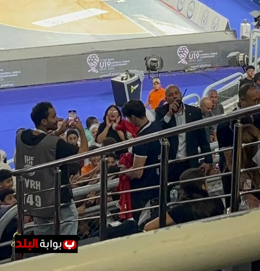 اللجنة المنظمة تمنح جماهير المدرجات قميص منتخب الناشئين قبل مباراة الدنمارك في مونديال اليد