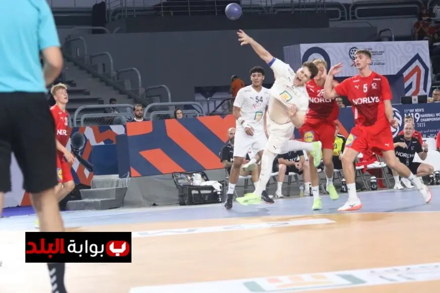وزير الرياضة يشارك منتخب الناشئين احتفالات التأهل لربع نهائي مونديال اليد في الملعب