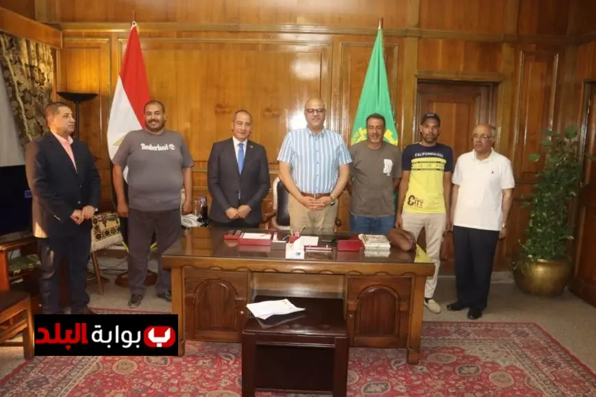 محافظ القليوبية يكرم سائقي لودر أبطال لإخماد حريق هائل في مصنع أحذية