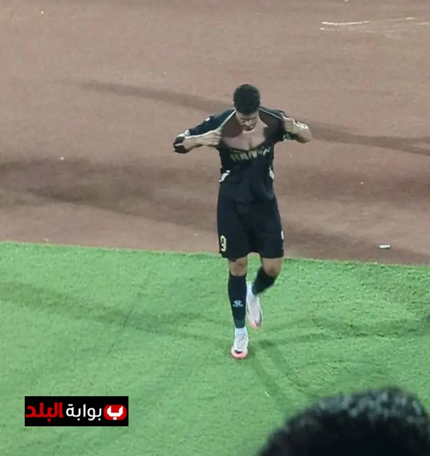 أحمد شعبان لاعب فاركو يثير الجدل بتمزيق قميصه بعد استبداله في مباراة الأهلي