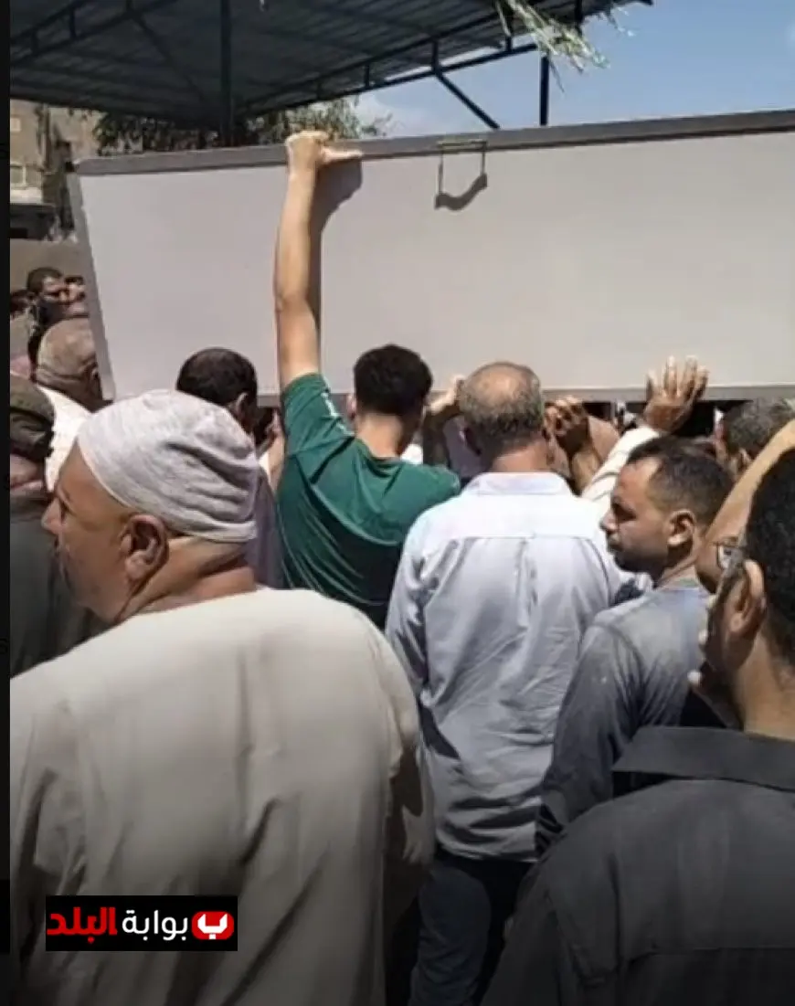 سامي قمصان وطارق سليمان يتقدمون الحضور في جنازة والد محمد الشناوي بكفر الشيخ