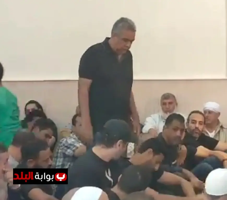 أحمد مجاهد يصل لأداء صلاة الجنازة على والد محمد الشناوي في لحظة مؤثرة