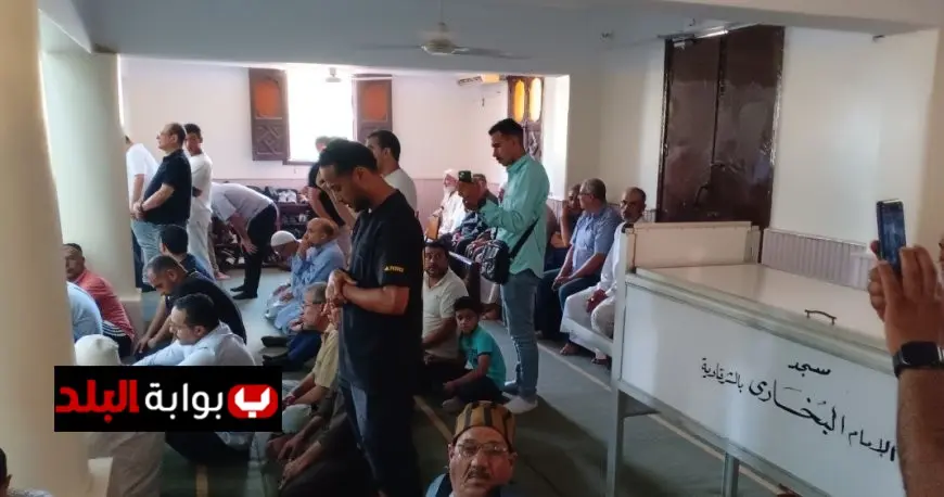 وليد سليمان يشارك في صلاة جنازة والد محمد الشناوي بقلوب محطمة