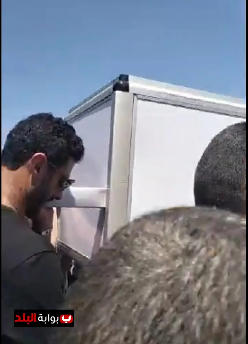 محمد الشناوي يذرف الدموع في جنازة والده ويعبر عن حزنه العميق