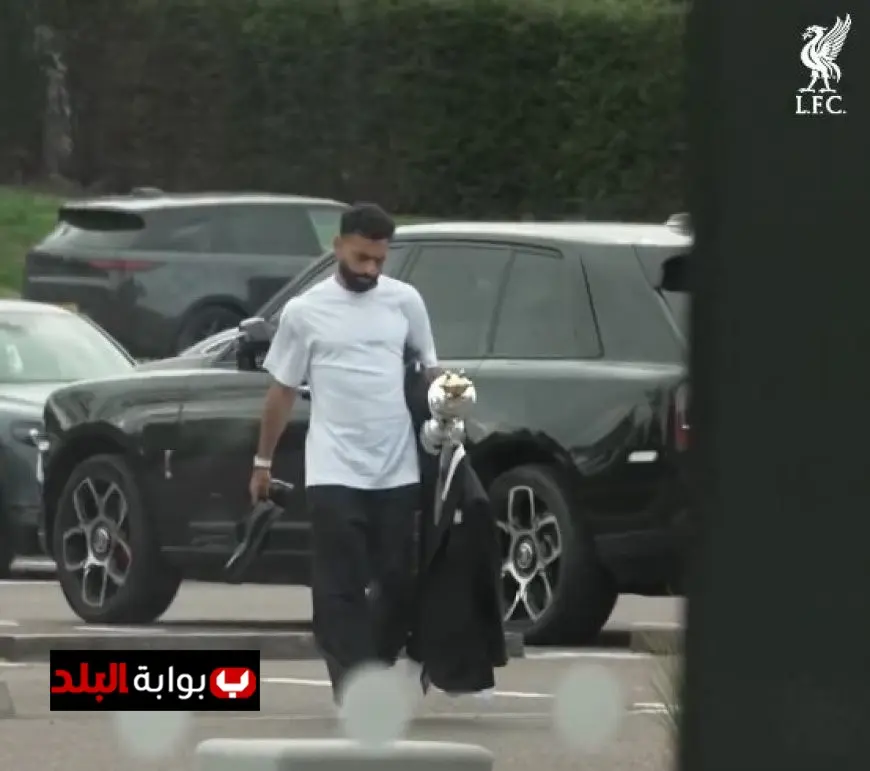 محمد صلاح يتألق في تدريبات ليفربول بجائزة تاريخية في يده