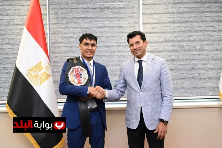 وزير الرياضة يلتقي مع بطل الكيك بوكس محمد راتب في حدث رياضي مميز