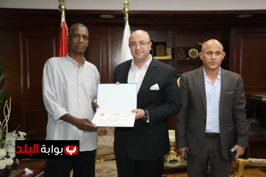 محافظ بني سويف يكرم بطلًا أنقذ شابًا من موت محقق في مزلقان السكك الحديدية
