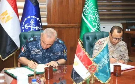 قائد القوات البحرية يلتقي برئيس أركان القوات البحرية الملكية السعودية في اجتماع هام