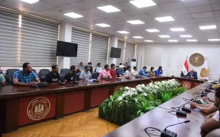 وزير العمل يوزع عقود عمل للشباب في الإمارات والبوسنة والهرسك لتعزيز فرص العمل