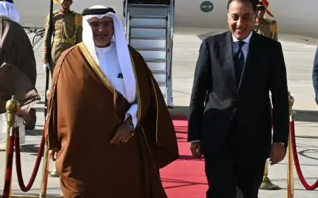 استقبال رئيس الوزراء لولي عهد مملكة البحرين في مطار القاهرة الدولي