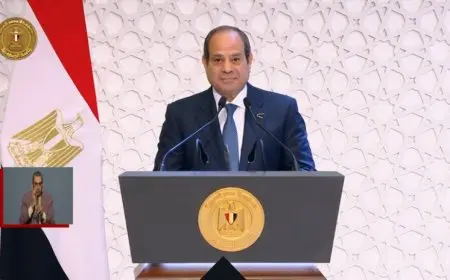 الرئيس السيسي يكرم السائق خالد محمد شوقي بمنح نوط الاستحقاق في حادث العاشر من رمضان