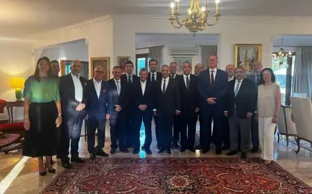 وزير الخارجية يتحدث مع كبار رجال الأعمال وقادة غرفة التجارة في قبرص في جلسة نقاش هامة