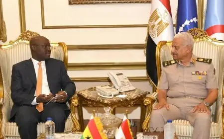 التقى الفريق أول عبدالمجيد صقر مع القائم بأعمال وزير الدفاع لجمهورية غانا لتعزيز التعاون العسكري