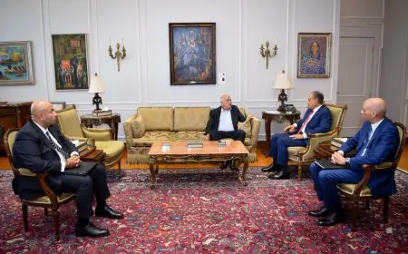 وزير الخارجية يستضيف أمين سر اللجنة المركزية لحركة فتح الفلسطينية لتعزيز العلاقات الثنائية
