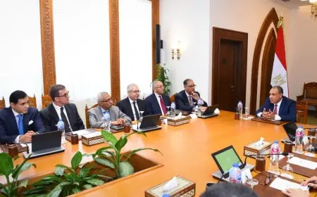 وزير الخارجية يعقد اجتماعاً مع قيادات الوزارة لمناقشة تحسين الأداء المؤسسي وتطوير العمل الإداري