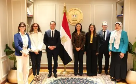 وزيرة التضامن الاجتماعي تعقد اجتماعاً هاماً مع السفير الفرنسي في القاهرة