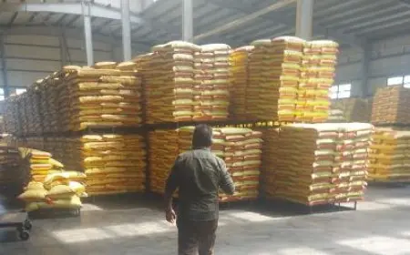 اكتشاف 59 طنًا من الأعلاف مجهولة المصدر وإضافات غير صالحة في ثلاث محافظات