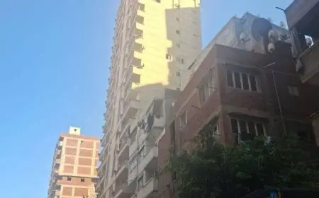 إزالة الأدوار المخالفة بالكامل لمبنى مائل في المندرة بمحافظة الإسكندرية