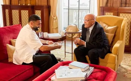 محمد صلاح يشارك صورة رائعة مع أسطورة الطب الحديث مجدي يعقوب