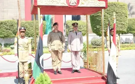 الفريق أحمد خليفة يعقد اجتماعًا مع رئيس الأركان العامة للجيش الليبي لتعزيز التعاون العسكري