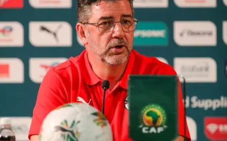 شوبير يكشف تفاصيل مفاوضات الأهلي مع البرتغالي روي فيتوريا لقيادة الفريق