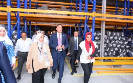 وزير العمل في زيارة ميدانية لشركة بلازا للملابس الجاهزة ضمن جولته في السويس