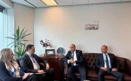 وزير الطيران المدني يلتقي بالوفد اليوناني لتعزيز التعاون في مجالات السلامة والتكنولوجيا المستدامة