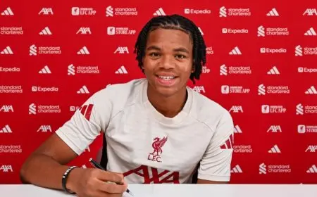 نجوموها ينضم رسمياً إلى ليفربول بتوقيع أول عقد احترافي له