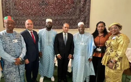 وزير الخارجية يبحث تعزيز العلاقات التاريخية مع نظيره الغيني