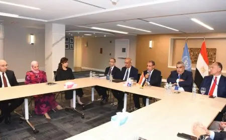 وزير الخارجية يجتمع مع أعضاء الوفد الدائم والقنصلية العامة في نيويورك لتعزيز العلاقات الدولية