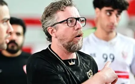الزمالك يتخذ قراراً حاسماً بعد خسارته المؤلمة أمام برشلونة بإقالة مدرب فريق اليد