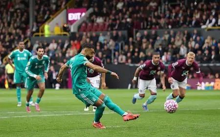 محمد صلاح يقود التشكيلة المتوقعة لليفربول في مواجهة جالطة سراي