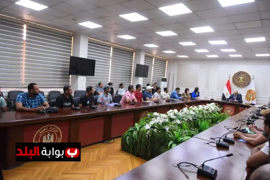 وزير العمل يوزع عقود عمل للشباب في الإمارات والبوسنة والهرسك لتعزيز فرص العمل