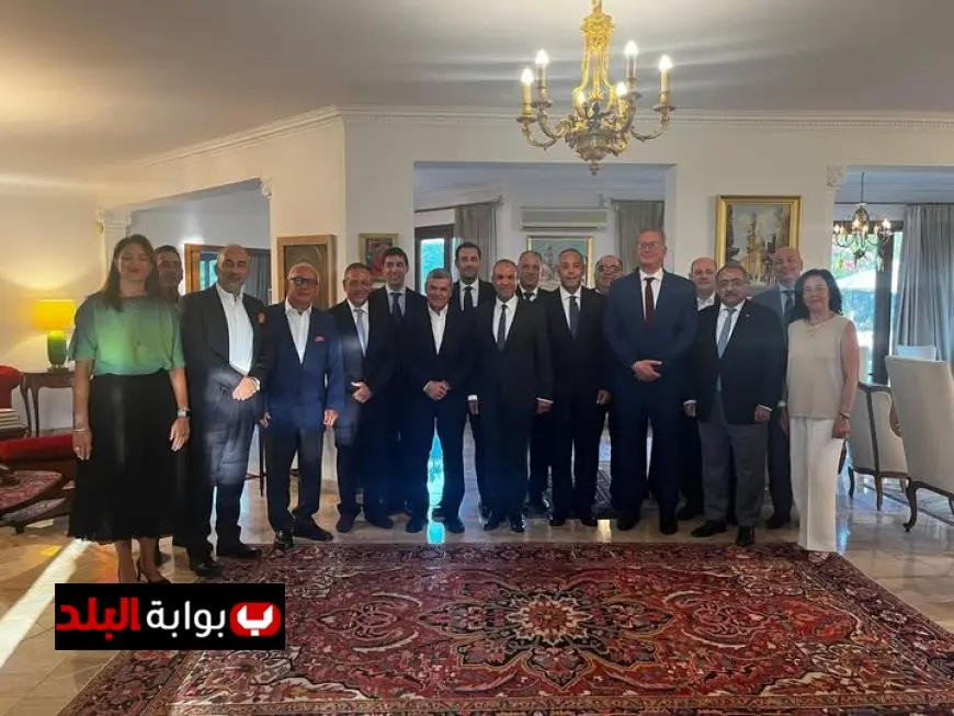 وزير الخارجية يتحدث مع كبار رجال الأعمال وقادة غرفة التجارة في قبرص في جلسة نقاش هامة