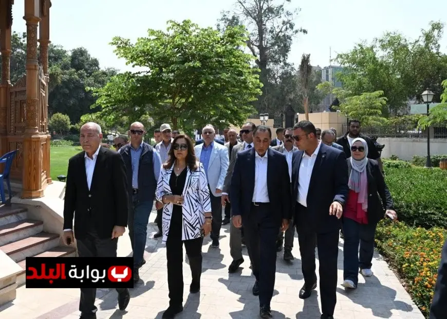 مدبولي يوزع العقود لأصحاب الأكشاك المنقولين من سور الأزبكية لتعزيز مشاريعهم التجارية
