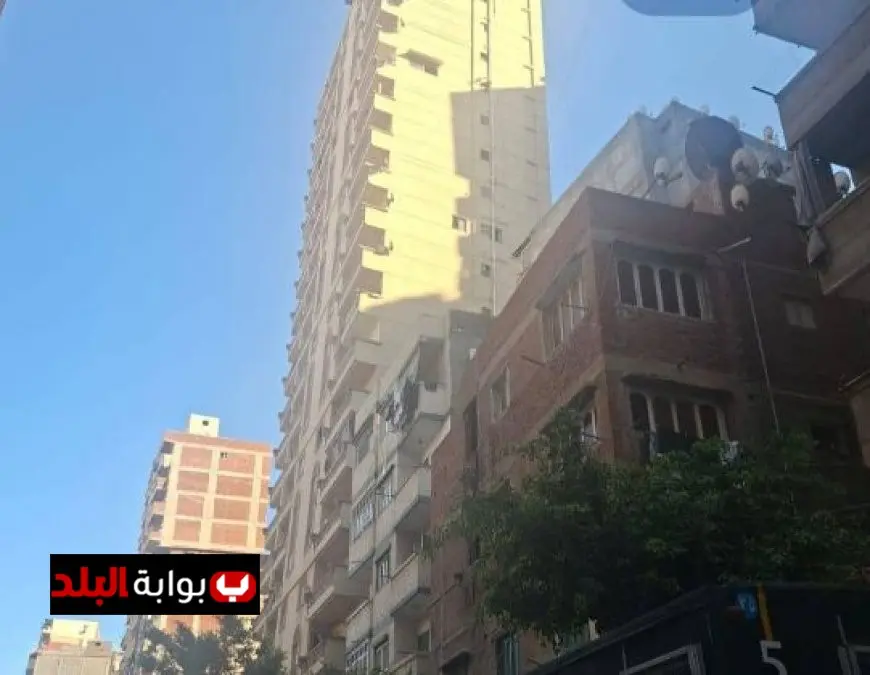 إزالة الأدوار المخالفة بالكامل لمبنى مائل في المندرة بمحافظة الإسكندرية