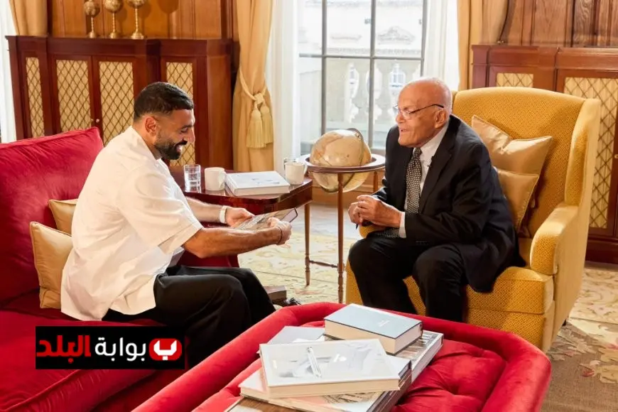 محمد صلاح يشارك صورة رائعة مع أسطورة الطب الحديث مجدي يعقوب