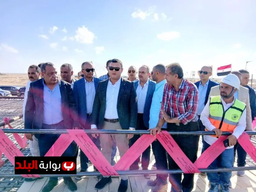 وزير الإسكان يقوم بجولة تفقدية لمشروع محطة تحلية مياه البحر في مدينة العلمين الجديدة