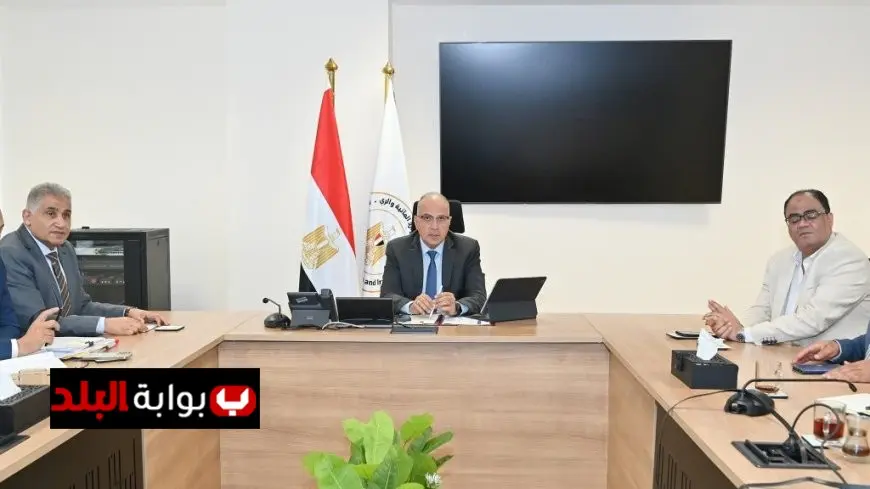 وزير الري يؤكد ضرورة مراقبة التزام الأفراد والمستثمرين بعدم إجراء أي أعمال في قطاع المياه بالنهر