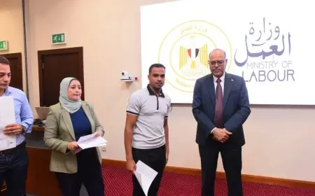 وزير العمل يوزع عقود عمل للمرشحين في القطاع الزراعي بالأردن