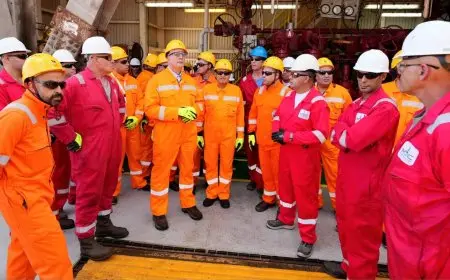 وزير البترول يزور الحفار البحري استعدادًا لحفر بئر جديدة لشركة إيني الإيطالية