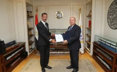 كامل الوزير يكرم سائق أتوبيس أنقذ مليون جنيه مفقودة تعود لفتاتين أجنبيتين