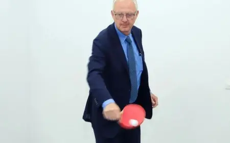 المدير التنفيذي للوكالة الأوروبية للمخدرات يلعب تنس الطاولة مع المتعافين لتعزيز الدعم والتشجيع